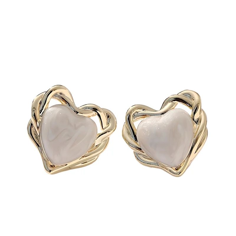 1 pair of pearl white heart-shaped earrings, fashionable, simple, luxurious and versatile earrings.
1 pair of pearl white heart-shaped earrings, fashionable, simple, luxurious and versatile earrings.