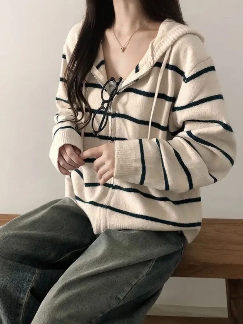 Свободный длинный вязаный кардиган в полоску с капюшоном на молнии, повседневный женский свитер, осенняя коллекция 2025 года
Свободный длинный вязаный кардиган в полоску с капюшоном на молнии, повседневный женский свитер, осенняя коллекция 2025 года
