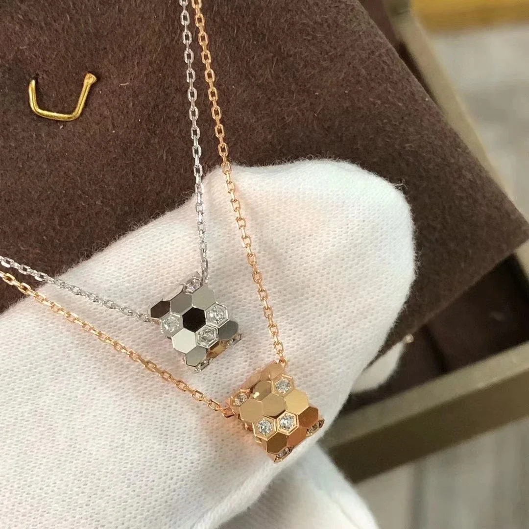 S925 Серебряное модное женское шестиугольное сотовое ожерелье, классическая подвеска-цепочка, ювелирные изделия, романтический праздничный аксессуар
S925 Серебряное модное женское шестиугольное сотовое ожерелье, классическая подвеска-цепочка, ювелирные изделия, романтический праздничный аксессуар