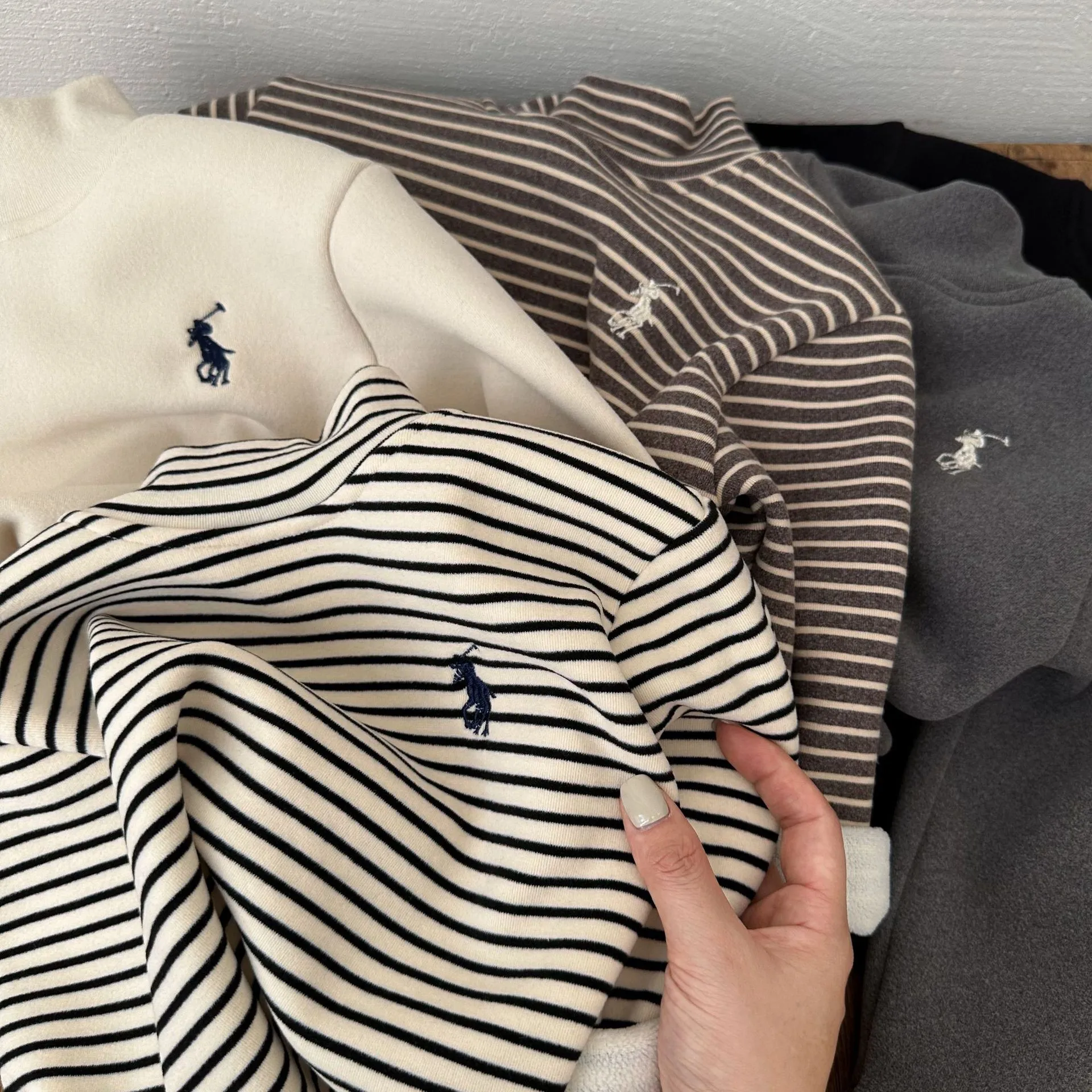 Children's Base Layer Shirt 2025 Spring and Autumn Striped Top Warm Long-Sleeved Girls' Baby Turtleneck Base Layer Shirt
Children's Base Layer Shirt 2025 Spring and Autumn Striped Top Warm Long-Sleeved Girls' Baby Turtleneck Base Layer Shirt