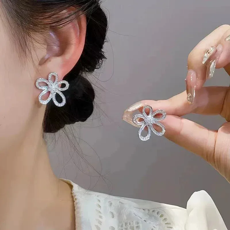 Zircon-Inlaid Petal Design Earrings, an Elegant Fashion Jewelry Gift Basking in Light for Date Night
Zircon-Inlaid Petal Design Earrings, an Elegant Fashion Jewelry Gift Basking in Light for Date Night