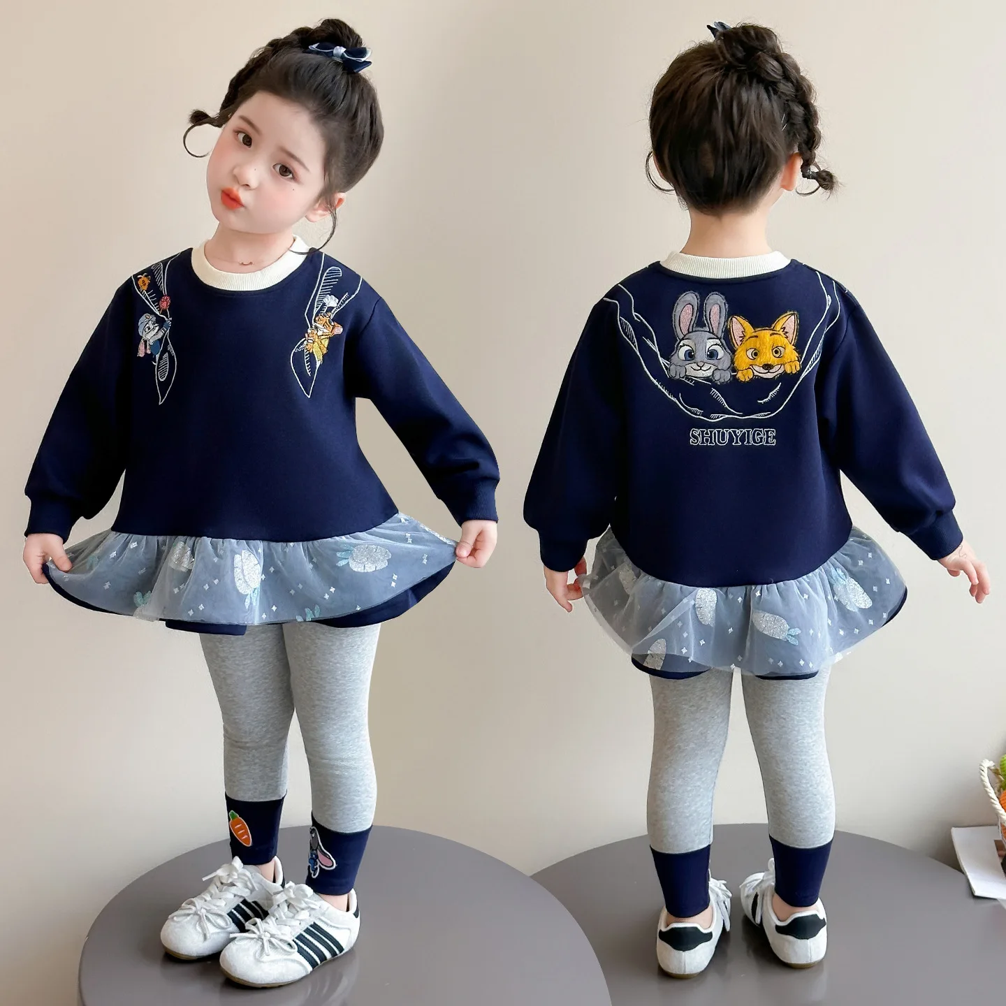 Новый милый комплект для девочек: толстовка, юбка и леггинсы Джуди Хоппс, весна 2026, детская повседневная модная одежда с мультяшным принтом, костюм кролика-полицейского
Новый милый комплект для девочек: толстовка, юбка и леггинсы Джуди Хоппс, весна 2026, детская повседневная модная одежда с мультяшным принтом, костюм кролика-полицейского