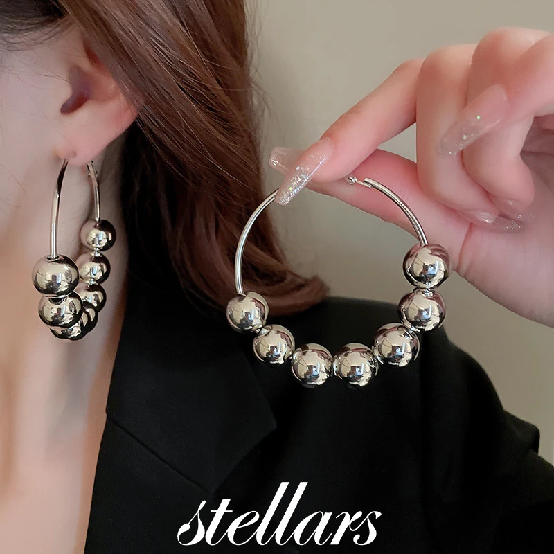 Fashionable Silver Needle Exaggerated Sliding Ball Hoop Earrings Light Luxury High-End Feel Stylish Women's Jewelry Accessory
Fashionable Silver Needle Exaggerated Sliding Ball Hoop Earrings Light Luxury High-End Feel Stylish Women's Jewelry Accessory