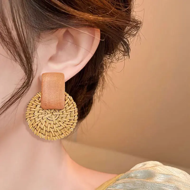 Minar 2025 Summer New Braid Rattan Knit Round Geometric Wood Stud Earrings for Women Wholesale Handmade Holiday Beach Jewelry
Minar 2025 Summer New Braid Rattan Knit Round Geometric Wood Stud Earrings for Women Wholesale Handmade Holiday Beach Jewelry
