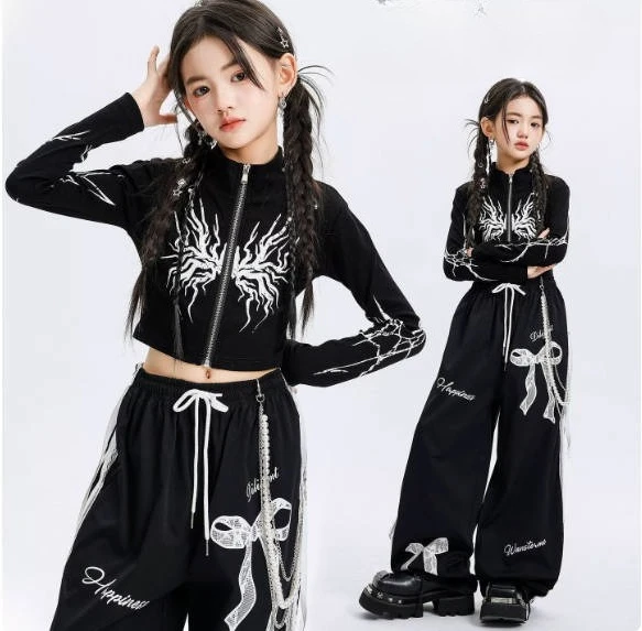 Модный укороченный жакет в стиле хип-хоп для девочек, спортивные брюки с бантом, комплекты одежды для детских K-pop уличных танцев, костюмы для девочек в стиле стритвир
Модный укороченный жакет в стиле хип-хоп для девочек, спортивные брюки с бантом, комплекты одежды для детских K-pop уличных танцев, костюмы для девочек в стиле стритвир