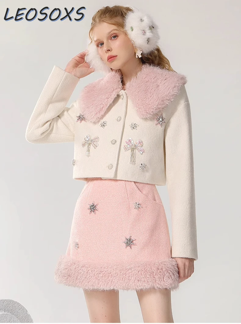 2025 Women's Pink & White Fur Collar Skirt Sets Winter Coat Skirt Set Women Outfit Vintage Pearl 3D Embroidery Party Wear
2025 Women's Pink & White Fur Collar Skirt Sets Winter Coat Skirt Set Women Outfit Vintage Pearl 3D Embroidery Party Wear