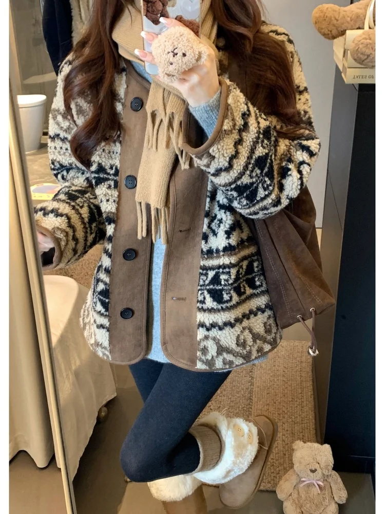 Korean Style Thickened Lamb Fur Jacket Lazy Atmosphere Women's Coat Warm Long Sleeve round Neck Button Closure Geometric Pattern
Korean Style Thickened Lamb Fur Jacket Lazy Atmosphere Women's Coat Warm Long Sleeve round Neck Button Closure Geometric Pattern