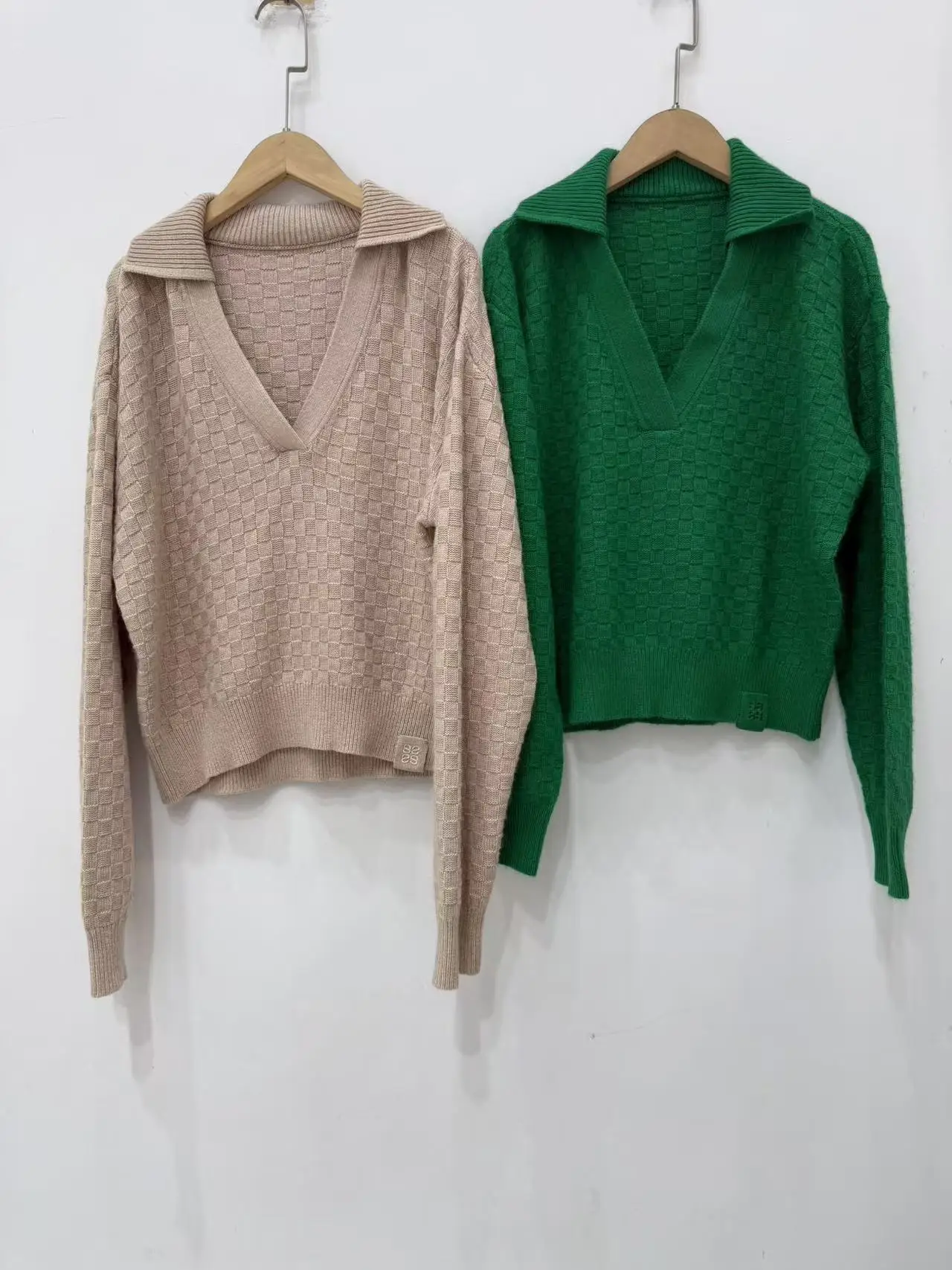 Women Two color selection V-neck Sweater Plaid Jacquard Long Sleeve Fashion Lady Long Sleeve Pullover
Women Two color selection V-neck Sweater Plaid Jacquard Long Sleeve Fashion Lady Long Sleeve Pullover