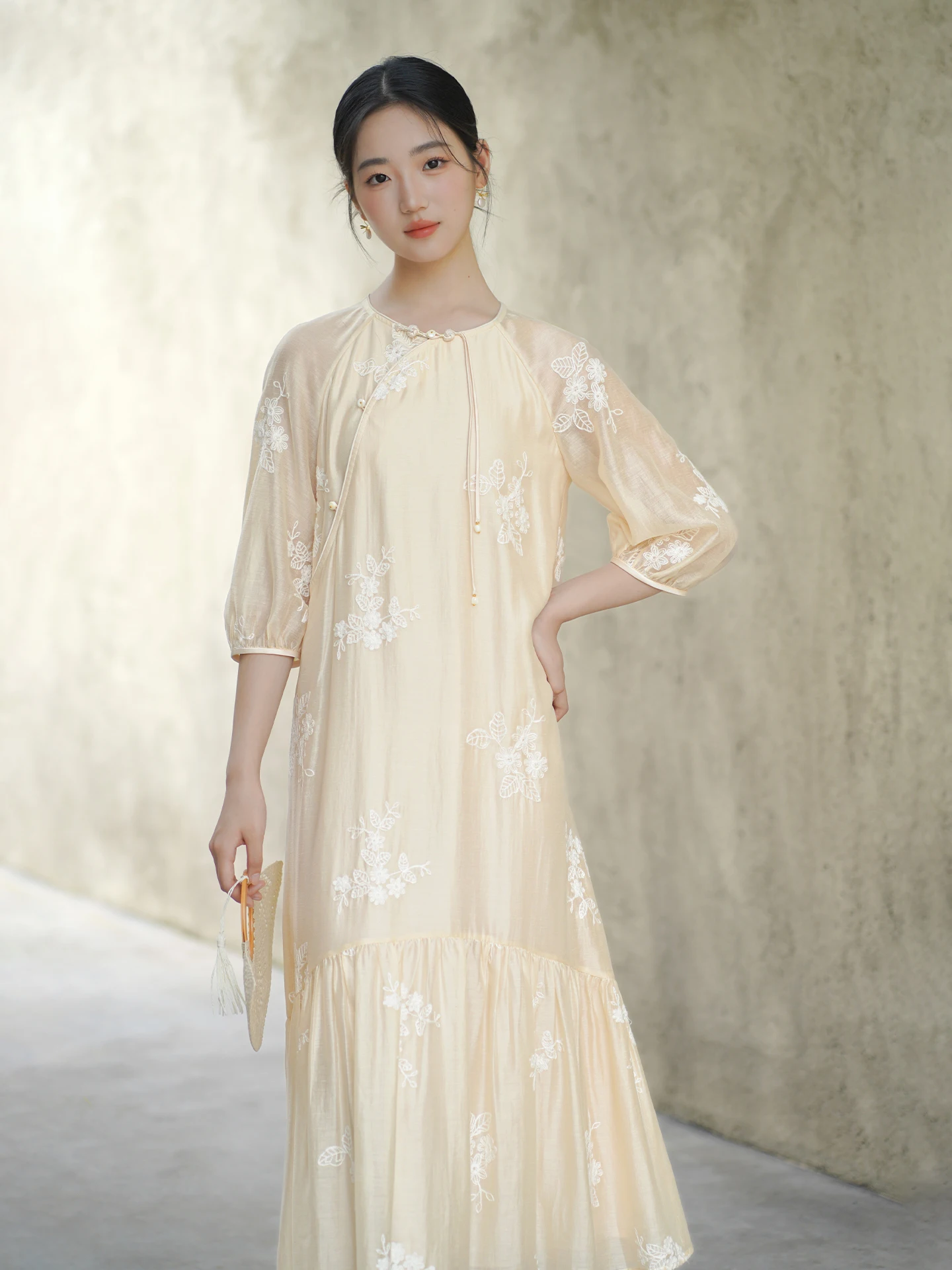 Новое китайское вышитое свободное длинное платье-ципао для женщин: летний модный дизайн, создающий умиротворяющую атмосферу
Новое китайское вышитое свободное длинное платье-ципао для женщин: летний модный дизайн, создающий умиротворяющую атмосферу