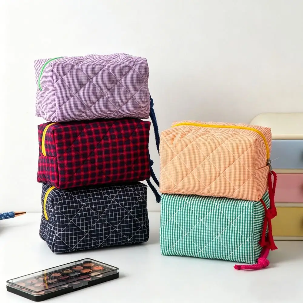 Lightweight Quilted Plaid Makeup Bag Zipper Design Large Capacity Toiletry Bag Makeup Pouch Home Travel Makeup Pouch
Lightweight Quilted Plaid Makeup Bag Zipper Design Large Capacity Toiletry Bag Makeup Pouch Home Travel Makeup Pouch