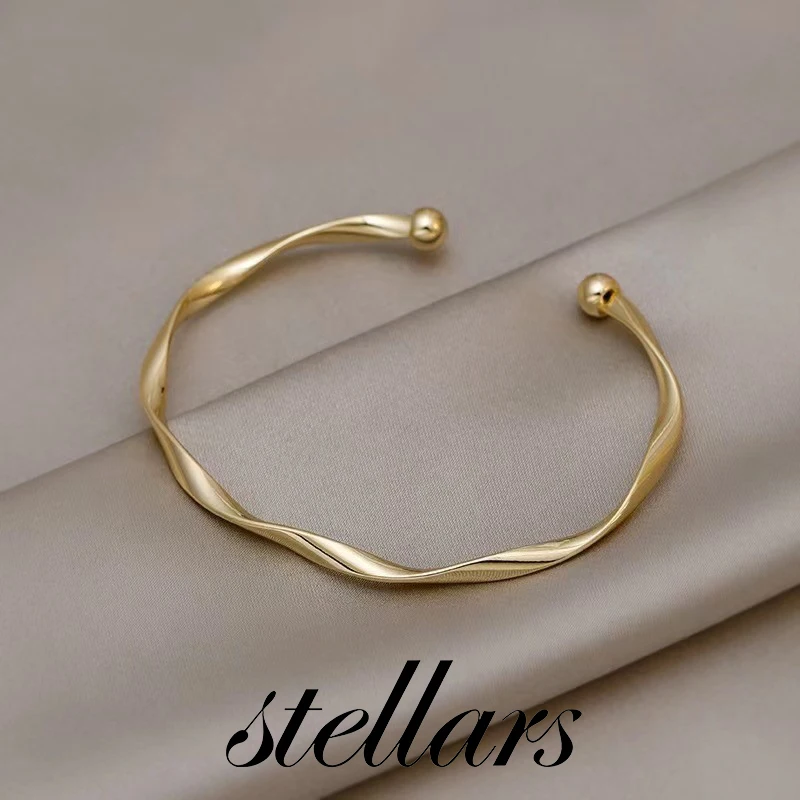 Gold-Tone Mobius Strip Bracelet - Minimalist INS Aesthetic, Sleek Curved Design, Niche Elegant Versatile Fashion Jewelry
Gold-Tone Mobius Strip Bracelet - Minimalist INS Aesthetic, Sleek Curved Design, Niche Elegant Versatile Fashion Jewelry