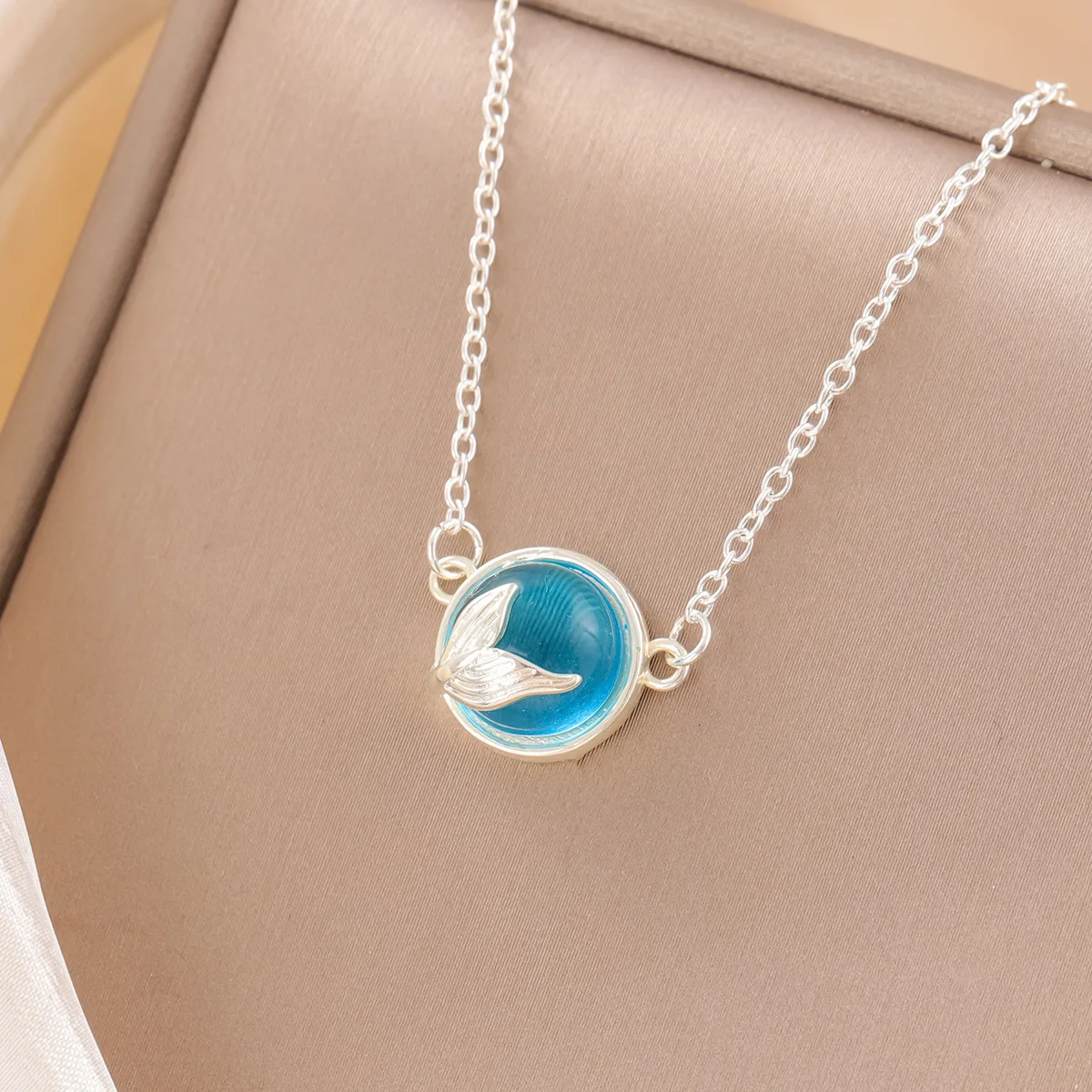 Новые ювелирные изделия из стерлингового серебра 925 пробы с рыбьим хвостом из пены «Русалка», креативный темперамент, неаллергенные модные ожерелья с кристаллами XL085
Новые ювелирные изделия из стерлингового серебра 925 пробы с рыбьим хвостом из пены «Русалка», креативный темперамент, неаллергенные модные ожерелья с кристаллами XL085