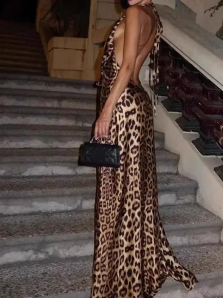 Women Elegant Leopard Print Lace-up Halter Dress Sexy Backless Deep V-neck Slim Long Dresses 2025 New Lady High Street Partywear
Women Elegant Leopard Print Lace-up Halter Dress Sexy Backless Deep V-neck Slim Long Dresses 2025 New Lady High Street Partywear