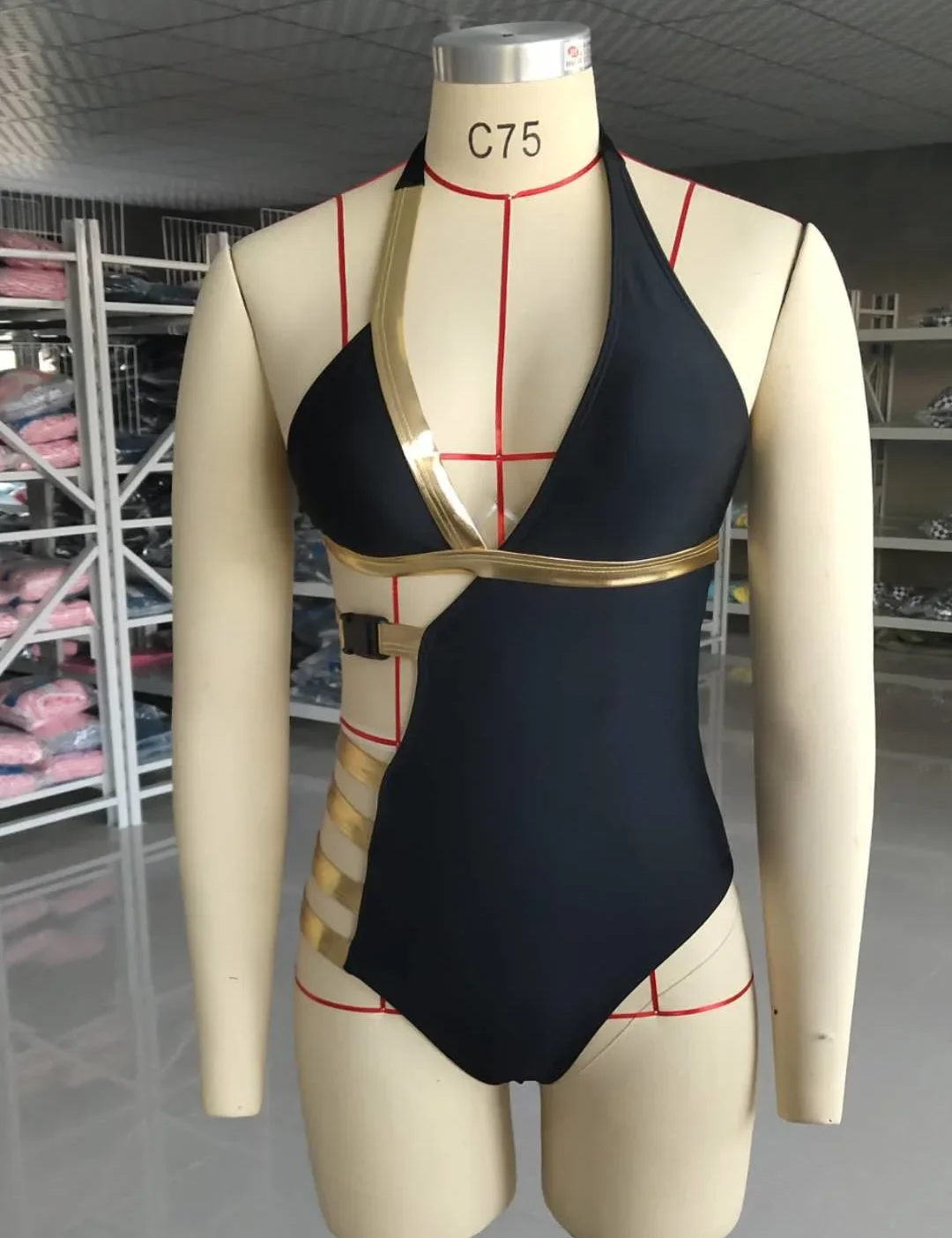 Sexy Golden Belt Bandage One Piece Swimsuit For Women Cut Out Monokini Buckled String Bathing Suit Beach Swimwear Biquini Femme
Sexy Golden Belt Bandage One Piece Swimsuit For Women Cut Out Monokini Buckled String Bathing Suit Beach Swimwear Biquini Femme