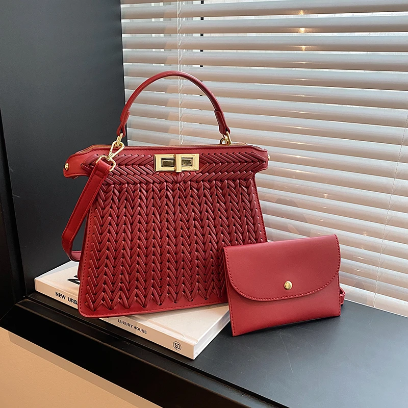 Artistic Rotary-Lock Woven Handbag with Reinforced Stitching Large Capacity Tote for Spring Outing Essentials Organization
Artistic Rotary-Lock Woven Handbag with Reinforced Stitching Large Capacity Tote for Spring Outing Essentials Organization