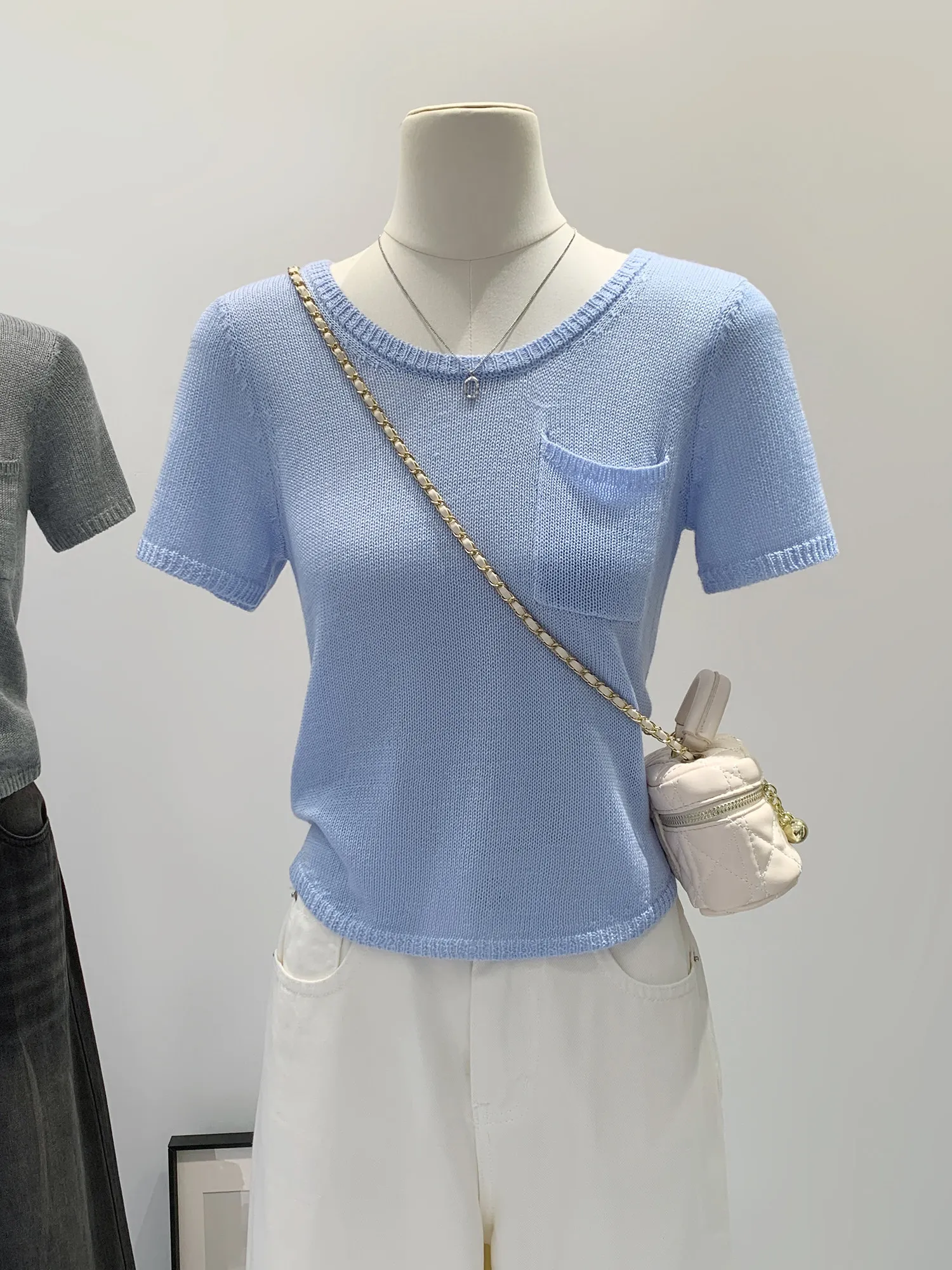 Unique Knitted Short Sleeve round Neck Women's Top with Back Split Design Summer New Style Soft Comfortable Commute Fashion
Unique Knitted Short Sleeve round Neck Women's Top with Back Split Design Summer New Style Soft Comfortable Commute Fashion