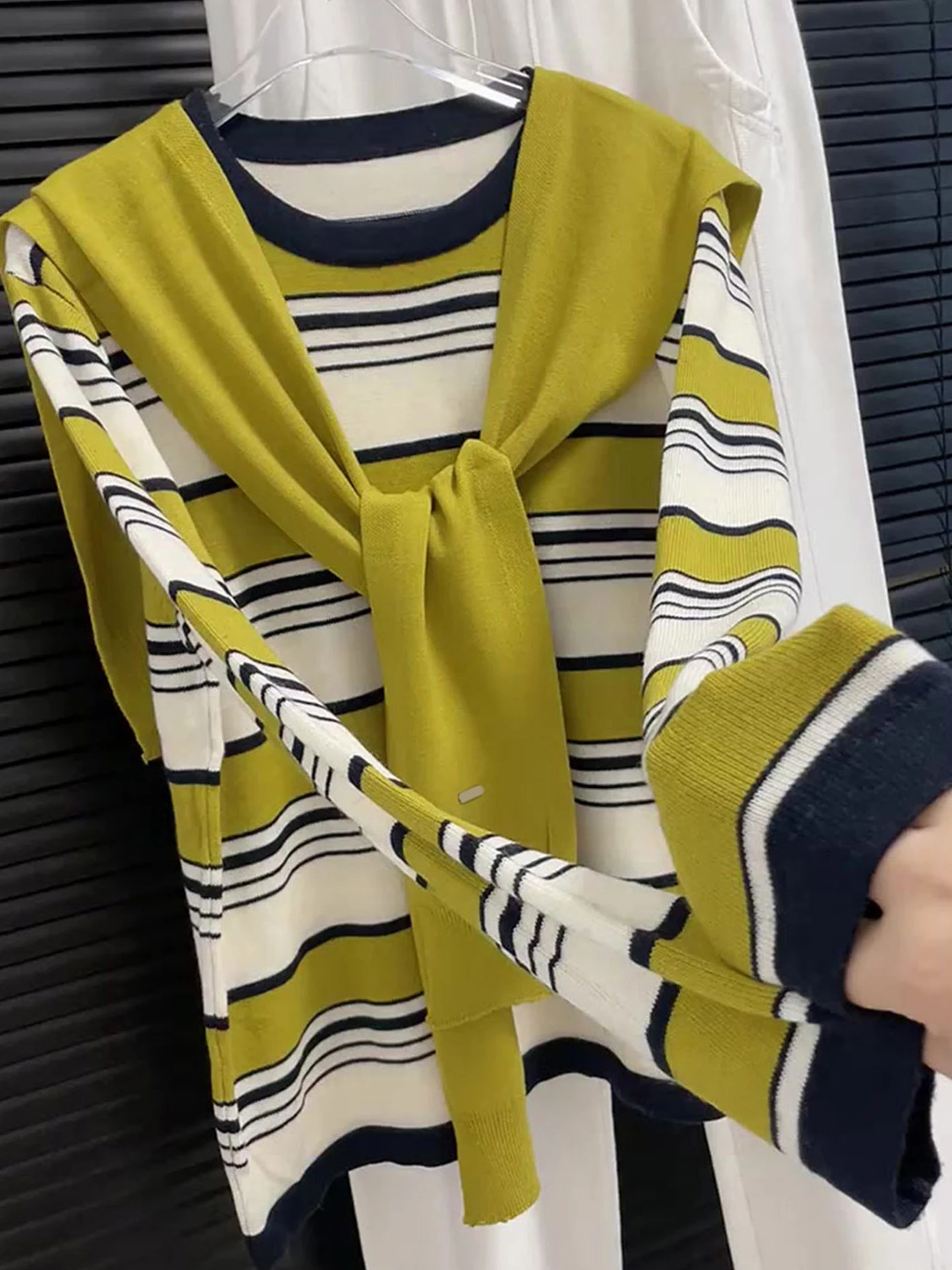 Elegant Long Sleeve Striped round Neck Knitwear Comfortable Skin-friendly Wrap for Early Autumn Slimming Base Layer Top
Elegant Long Sleeve Striped round Neck Knitwear Comfortable Skin-friendly Wrap for Early Autumn Slimming Base Layer Top