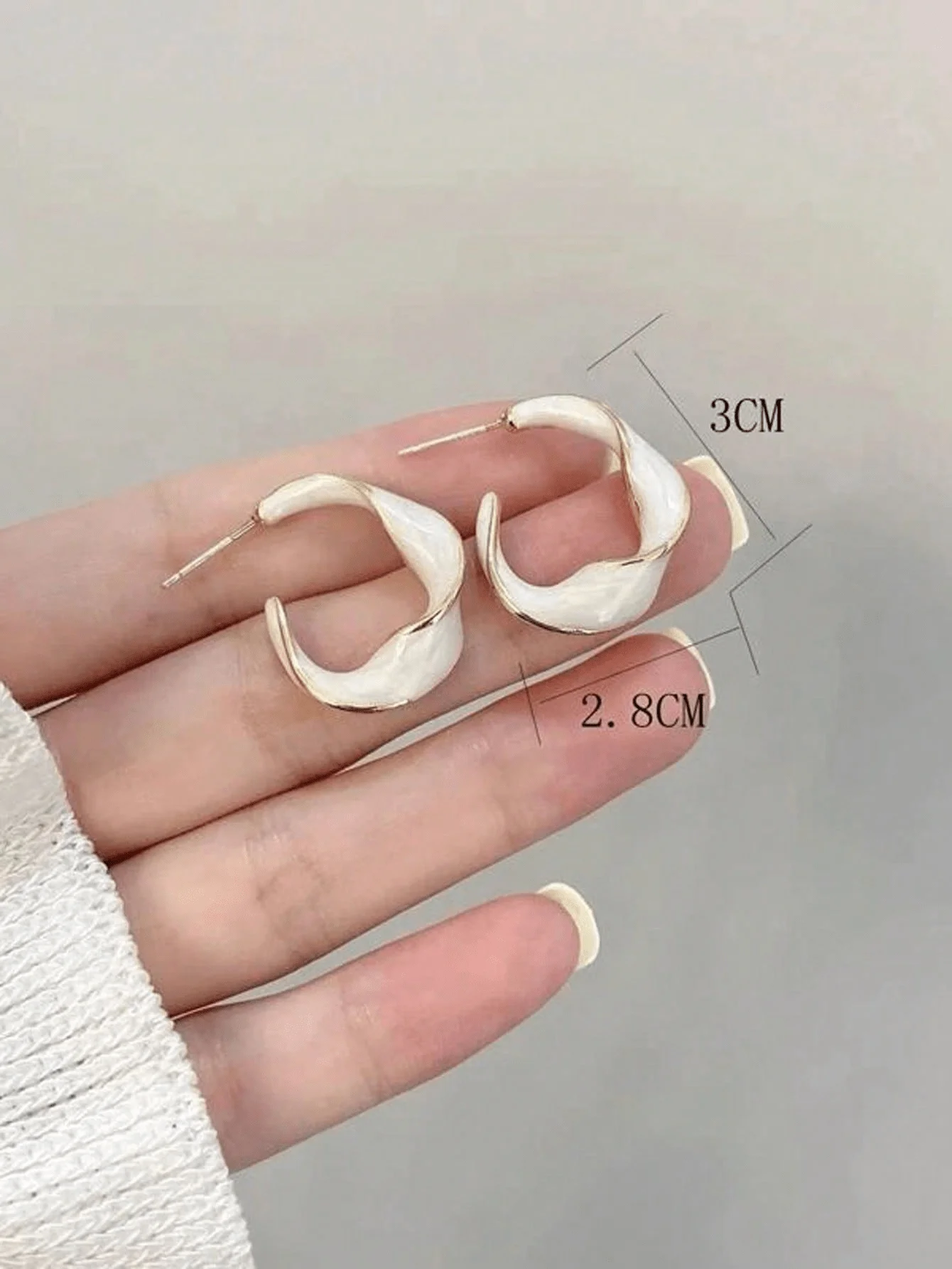 Fashion Twisted Hoop Earrings For Women White Resin Design
Fashion Twisted Hoop Earrings For Women White Resin Design