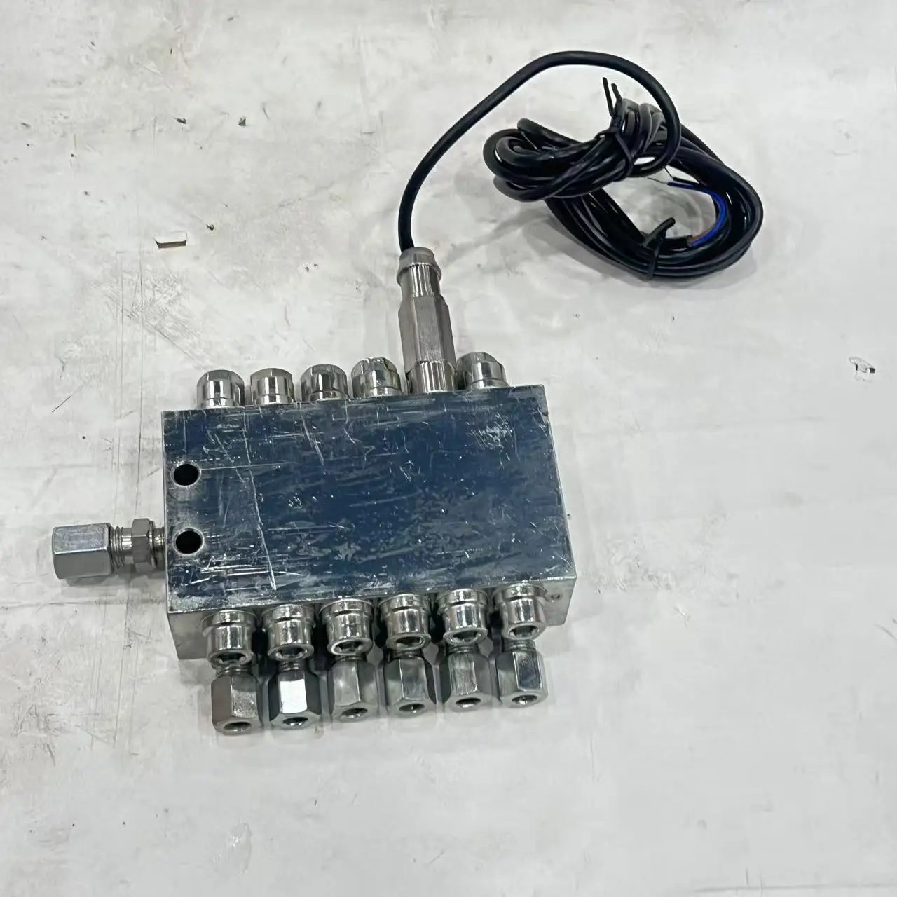 Source Factory Concrete Pump Spare Part Grease Distribution Valve 12 Holes
Source Factory Concrete Pump Spare Part Grease Distribution Valve 12 Holes