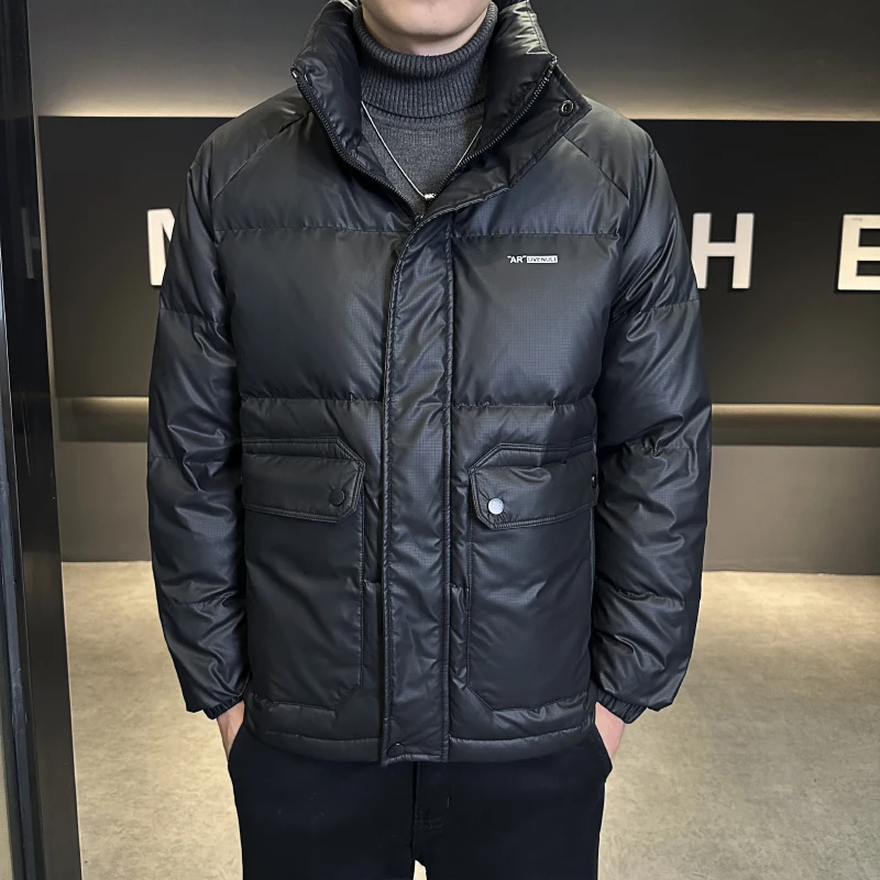 Мужская пуховая куртка 2025: Новинка, зимняя, теплая, повседневная, на молнии, с воротником-стойкой, однотонная, верхняя одежда, модный городской стиль, полиэстер
Мужская пуховая куртка 2025: Новинка, зимняя, теплая, повседневная, на молнии, с воротником-стойкой, однотонная, верхняя одежда, модный городской стиль, полиэстер