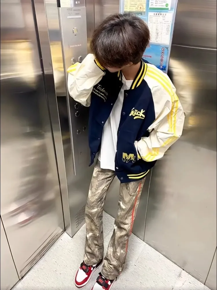 Ретро-американская бейсбольная куртка с вышивкой и полосками, свободного кроя, с цветными вставками, мужская модная новая куртка-бомбер
Ретро-американская бейсбольная куртка с вышивкой и полосками, свободного кроя, с цветными вставками, мужская модная новая куртка-бомбер