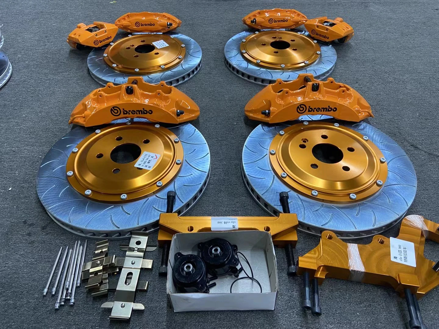 Bre mbo Brake Caliper Kit Front and Rear With 6 pot Gold Caliper and Raer 4 pot brake kit for Mazda cx-5
Bre mbo Brake Caliper Kit Front and Rear With 6 pot Gold Caliper and Raer 4 pot brake kit for Mazda cx-5