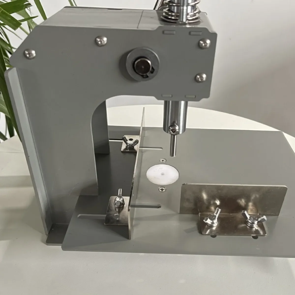 1pc Manual Punching Machine Hang Tag Punching Machine Single Hole Fabric, Leather, Pressure Weaving, Plastic Film Bag Paper
1pc Manual Punching Machine Hang Tag Punching Machine Single Hole Fabric, Leather, Pressure Weaving, Plastic Film Bag Paper