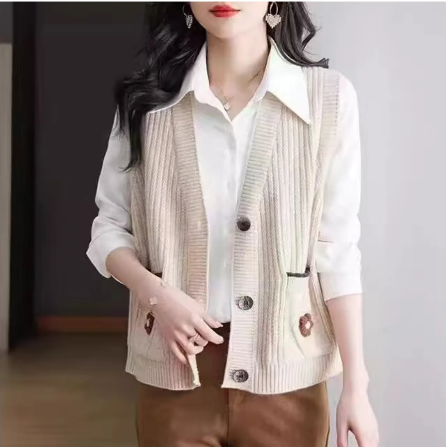 2025 Spring New Women's Knitted Vest, Knitted Coat, Fashionable, Soft and Comfortable Vest cardigan
2025 Spring New Women's Knitted Vest, Knitted Coat, Fashionable, Soft and Comfortable Vest cardigan