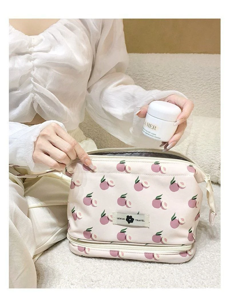 Printed makeup bag storage bag female portable new super fire wind large capacity toiletry bag travel goods 
Printed makeup bag storage bag female portable new super fire wind large capacity toiletry bag travel goods