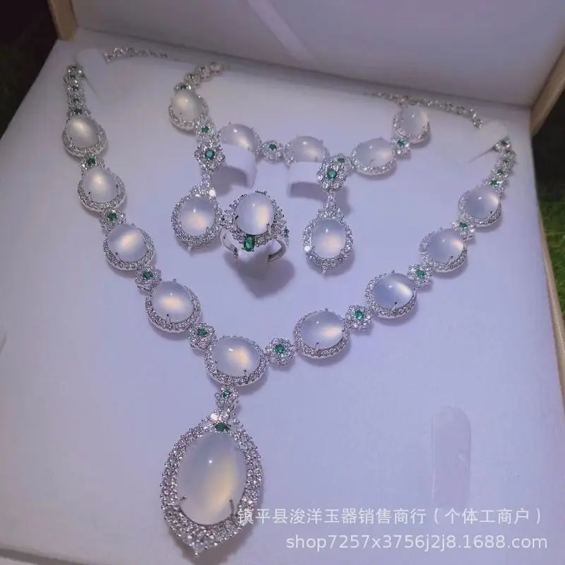 Silver-plated pendant with ice white chalcedony, luxurious collarbone necklace set, soft pink agate women's jade bracelet
Silver-plated pendant with ice white chalcedony, luxurious collarbone necklace set, soft pink agate women's jade bracelet