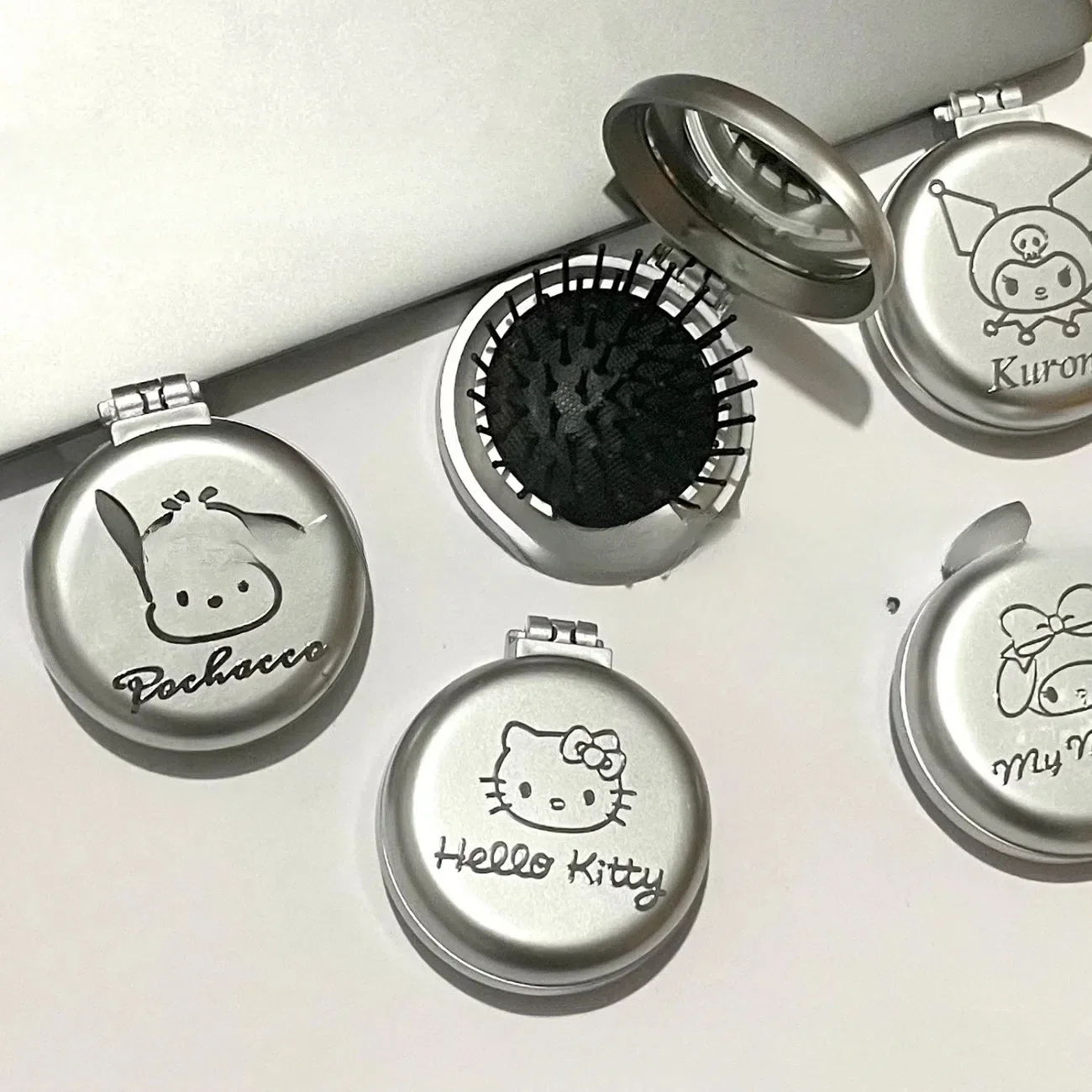 Sanrio, Hello Kitty Портативная Складная Расческа мультяшная анимация раскладной воздушный мешок расческа почтовое портативное косметическое зеркало Kawaii подарок
Sanrio, Hello Kitty Портативная Складная Расческа мультяшная анимация раскладной воздушный мешок расческа почтовое портативное косметическое зеркало Kawaii подарок