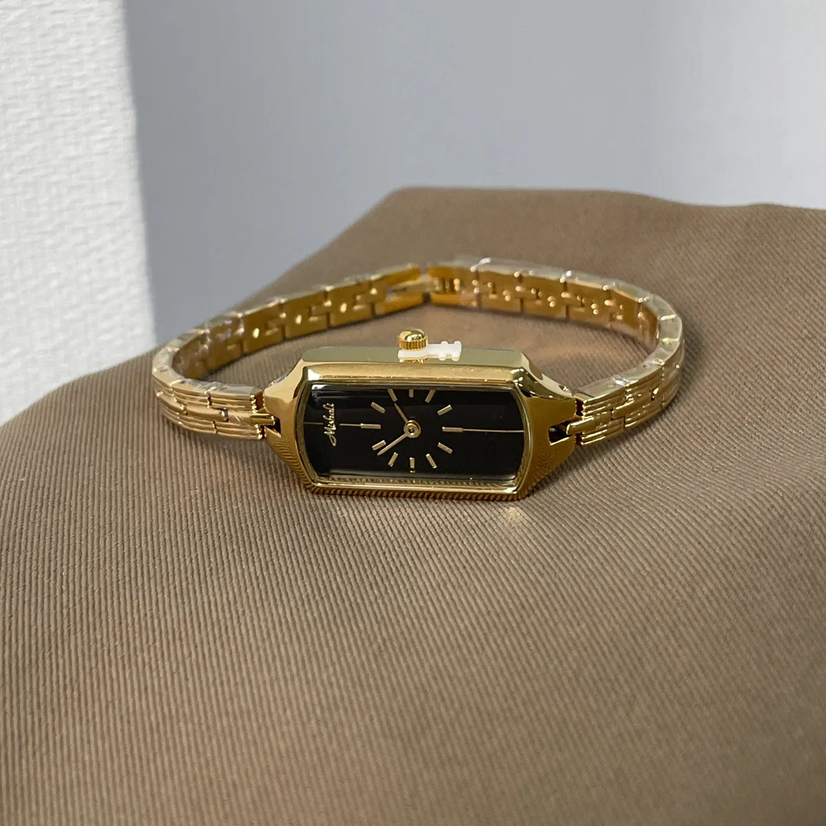 Luxury Bracelet-Style Watch For Women2026 New Model Vintage Design High-End Women'S Watch, Unique Timepiece, High-Quality Watch.
Luxury Bracelet-Style Watch For Women2026 New Model Vintage Design High-End Women'S Watch, Unique Timepiece, High-Quality Watch.