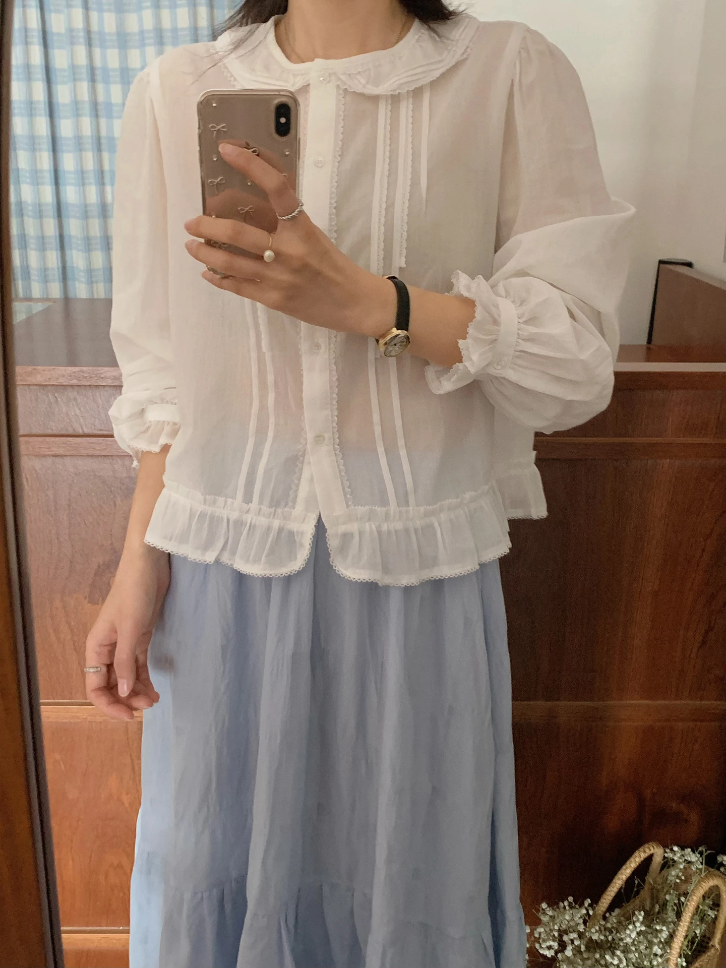 Женская рубашка в корейском стиле из чистого хлопка с кружевной вышивкой, воротником-куклой, рукавами-фонариками, нежного белого цвета, дышащая, длинная.
Женская рубашка в корейском стиле из чистого хлопка с кружевной вышивкой, воротником-куклой, рукавами-фонариками, нежного белого цвета, дышащая, длинная.