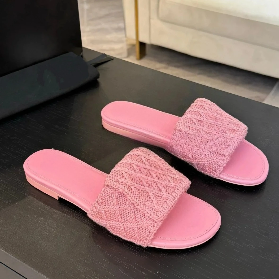 Hot New Designer Woven Leather Sandals Flat Single-strap Slides Fashionable Luxury Casual Slippers High-quality Women's Sandals Fast Free Delivery Size: 35-43
Hot New Designer Woven Leather Sandals Flat Single-strap Slides Fashionable Luxury Casual Slippers High-quality Women's Sandals Fast Free Delivery Size: 35-43