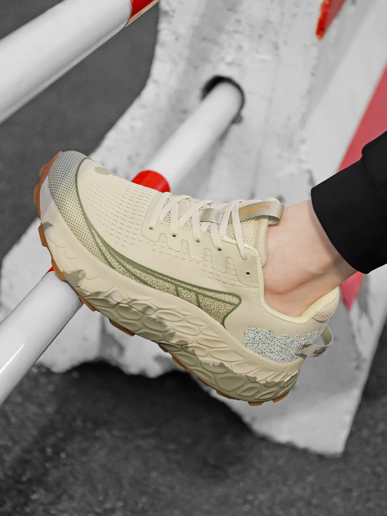 Men's and women's outdoor hiking shoes autumn and winter non-slip sports shoes lightweight breathable trail running shoes.
Men's and women's outdoor hiking shoes autumn and winter non-slip sports shoes lightweight breathable trail running shoes.