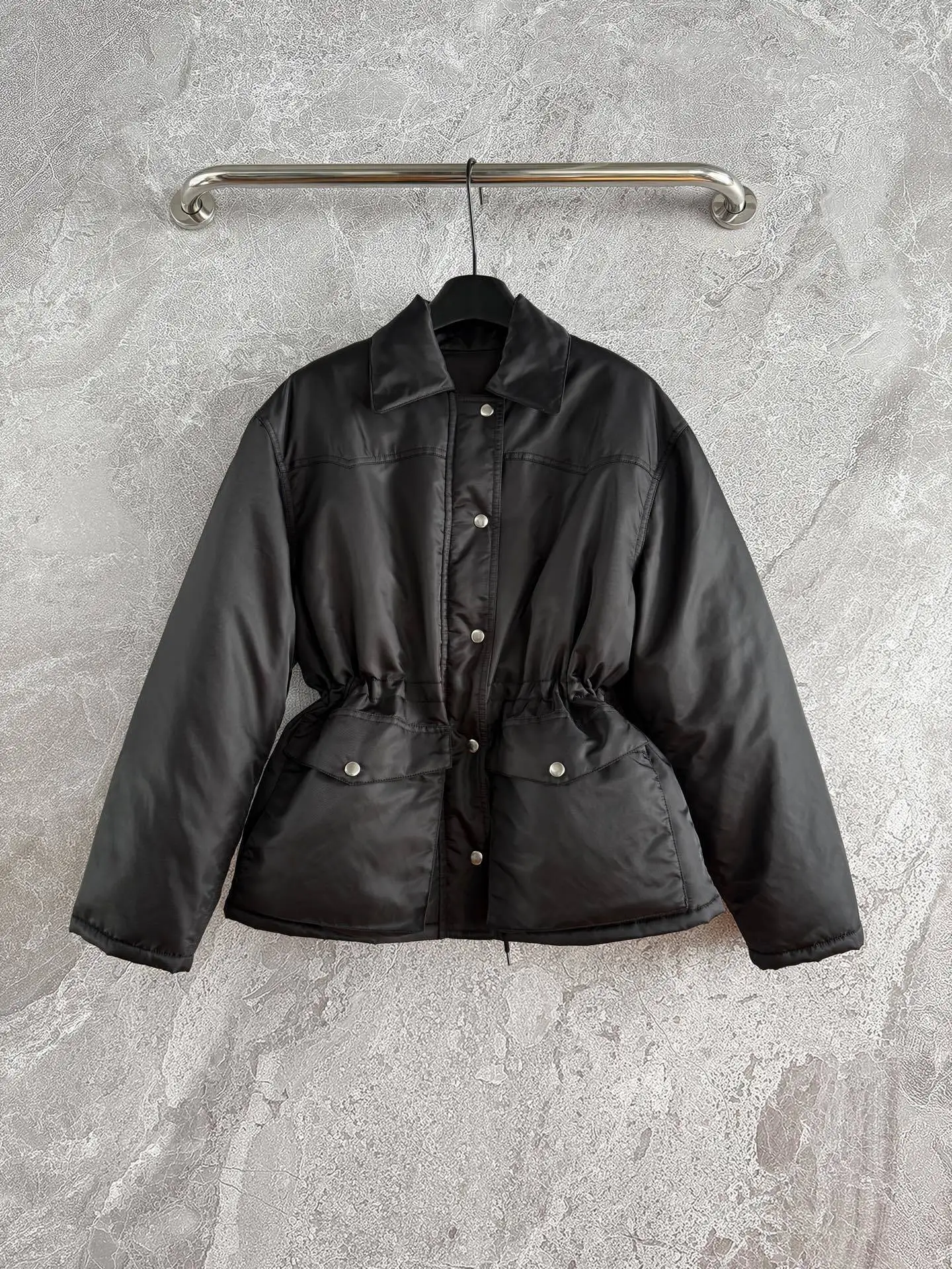 Зимняя женская одежда, черная куртка с завязками на талии, роскошный пуховик, легкий и теплый топ.
Зимняя женская одежда, черная куртка с завязками на талии, роскошный пуховик, легкий и теплый топ.