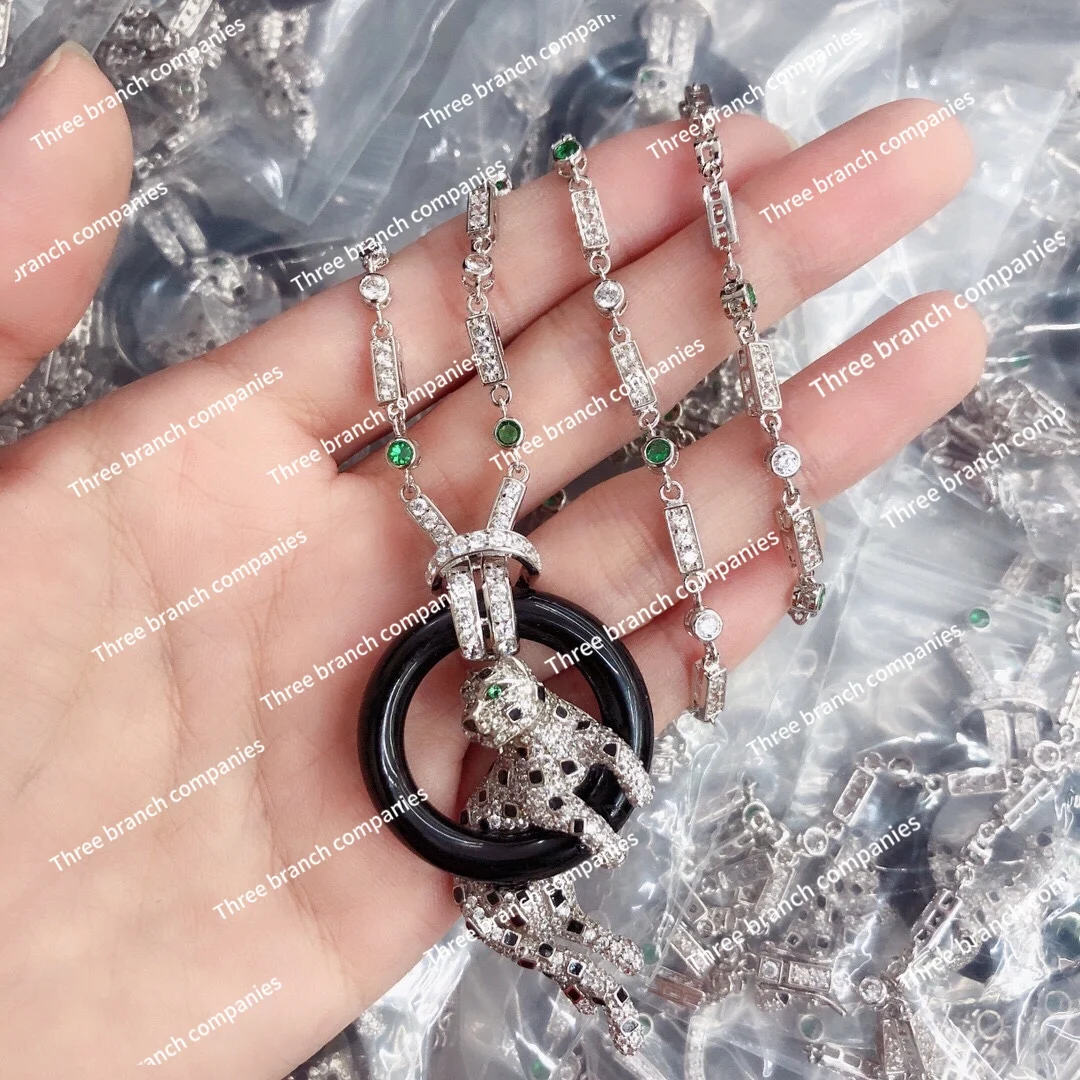 Full diamond necklace light luxury high fashion trend versatile men and women couples
Full diamond necklace light luxury high fashion trend versatile men and women couples