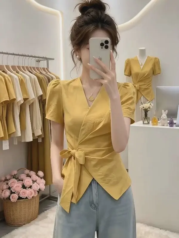 Slimming V-Neck Tie Short Sleeve Shirt Women's Fashion Design Casual Style Belted Summer Top City Walk Regular Length Pure Color
Slimming V-Neck Tie Short Sleeve Shirt Women's Fashion Design Casual Style Belted Summer Top City Walk Regular Length Pure Color