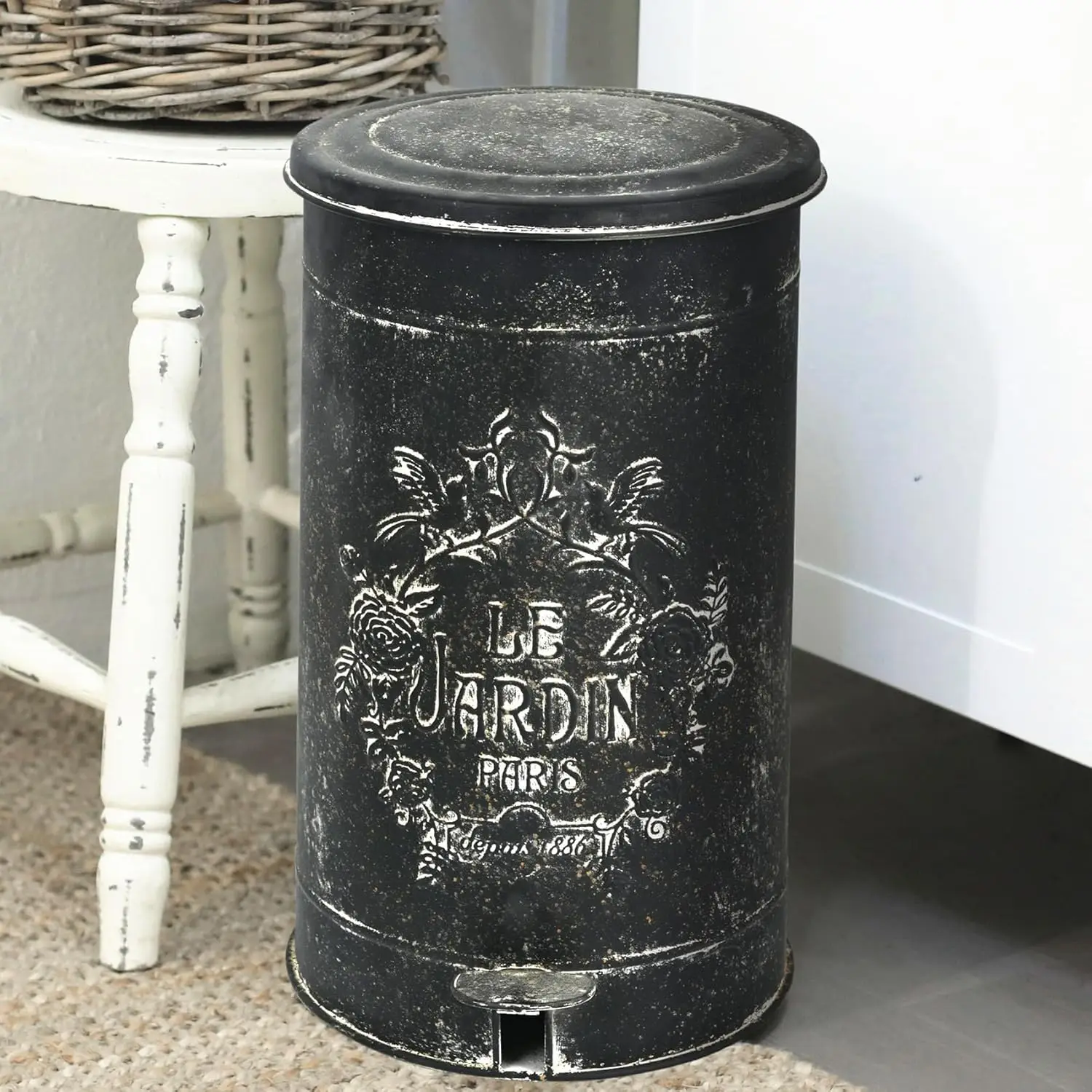 Retro Kitchen Trash Can with Lid 15 Liter/4Gallon and Pedal Round Touchless Garbage Cans with Flower and Bird Patterns Outdoor T
Retro Kitchen Trash Can with Lid 15 Liter/4Gallon and Pedal Round Touchless Garbage Cans with Flower and Bird Patterns Outdoor T
