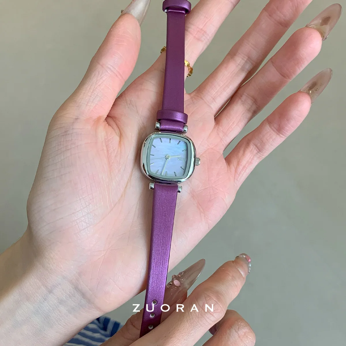 Elegant women's watch, sophisticated square-shaped mother-of-pearl watch, a luxurious and elegant gift for women.
Elegant women's watch, sophisticated square-shaped mother-of-pearl watch, a luxurious and elegant gift for women.