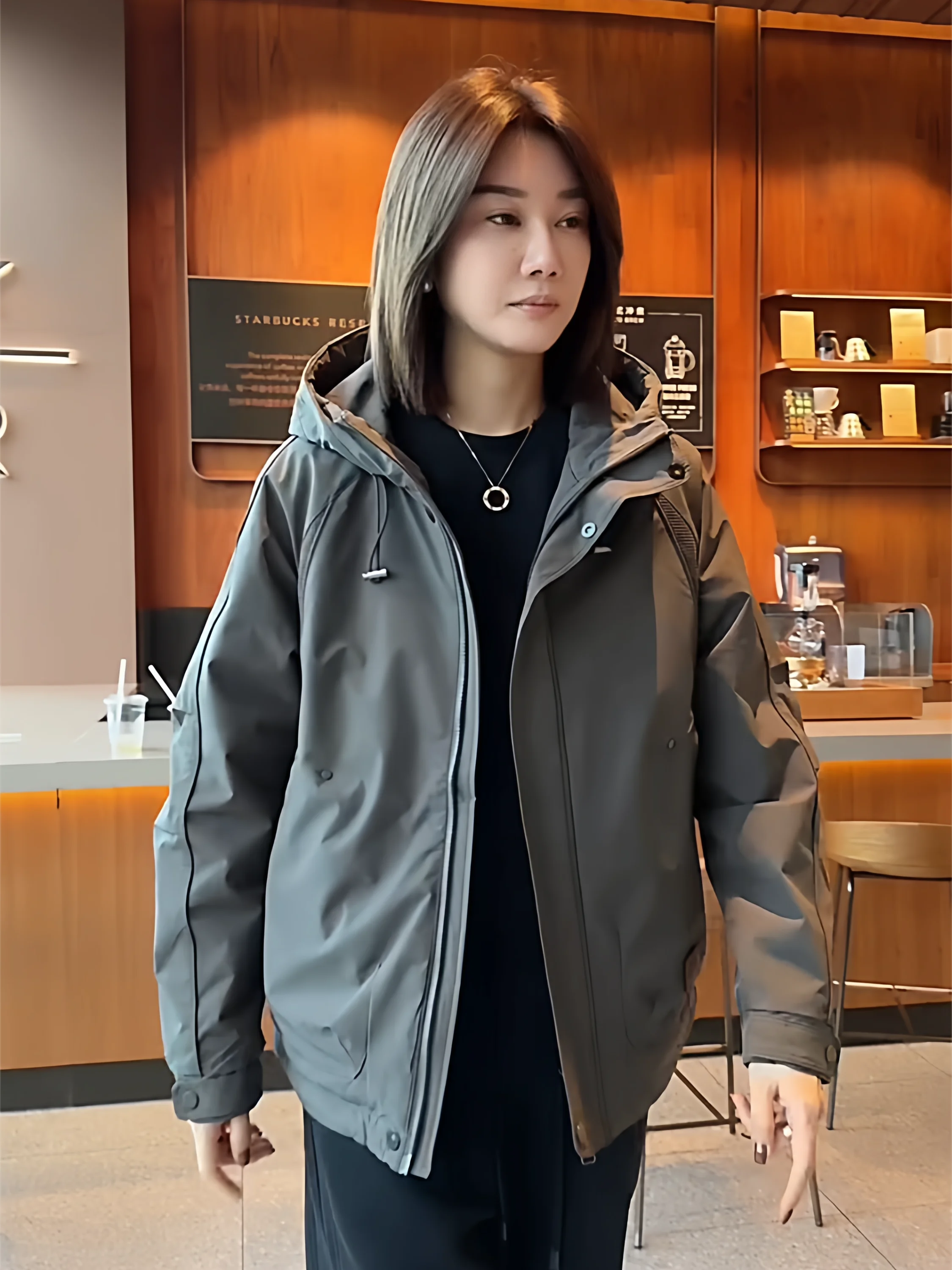 Мужская осенне-зимняя хлопковая куртка с капюшоном, теплая уличная повседневная свободная посадка, модная рабочая одежда из полиэстера с несколькими материалами...
Мужская осенне-зимняя хлопковая куртка с капюшоном, теплая уличная повседневная свободная посадка, модная рабочая одежда из полиэстера с несколькими материалами...