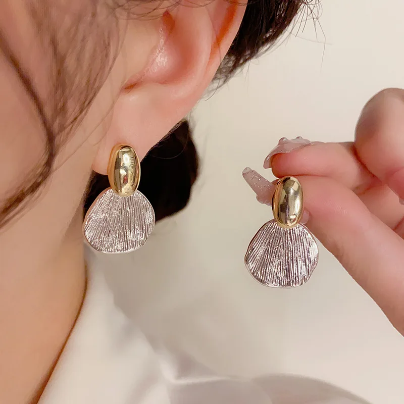 Copper Plated 18K Gold Fashion Unique Personality Simple Metal Shell Texture Earrings Women Holiday Birthday Gifts
Copper Plated 18K Gold Fashion Unique Personality Simple Metal Shell Texture Earrings Women Holiday Birthday Gifts