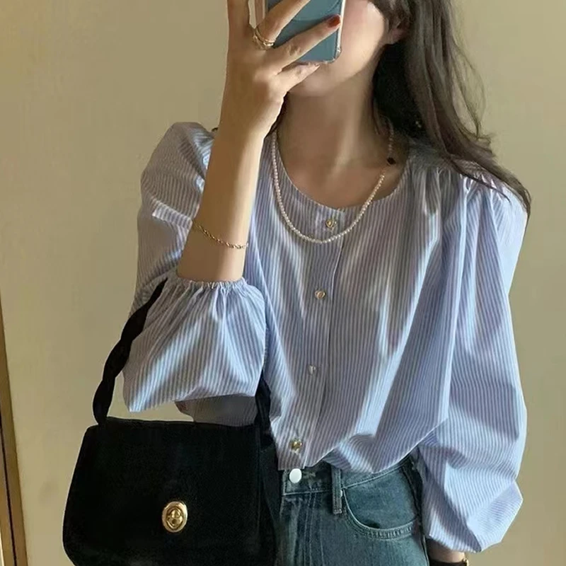 Новинка Весна-Лето: Женская блузка с уникальными пуговицами-сердечками, круглым вырезом, длинным рукавом, свободного кроя, в полоску, для офиса и повседневной носки.
Новинка Весна-Лето: Женская блузка с уникальными пуговицами-сердечками, круглым вырезом, длинным рукавом, свободного кроя, в полоску, для офиса и повседневной носки.