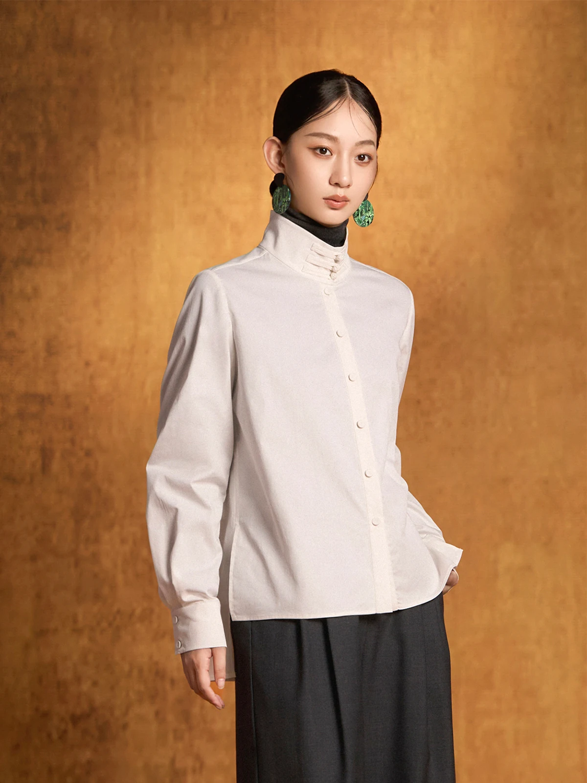 Новая женская модная рубашка свободного кроя с воротником-стойкой на пуговицах из хлопка и полиэстера, осенне-зимняя коллекция
Новая женская модная рубашка свободного кроя с воротником-стойкой на пуговицах из хлопка и полиэстера, осенне-зимняя коллекция