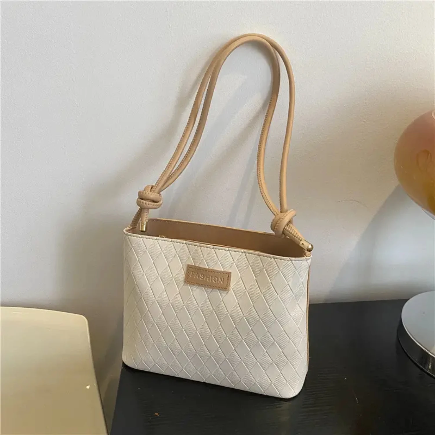 Fashionable Shoulder Bag, Letter Graphic Geometric Pattern Tote Bag, PU Leather Handbag
Fashionable Shoulder Bag, Letter Graphic Geometric Pattern Tote Bag, PU Leather Handbag