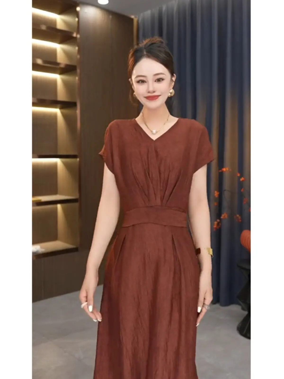 Retro V-Neck Short Sleeve Dress Women's Waist-Cinching Belted Slimming Long Dress Fashionable City Walk Polyester Fiber
Retro V-Neck Short Sleeve Dress Women's Waist-Cinching Belted Slimming Long Dress Fashionable City Walk Polyester Fiber