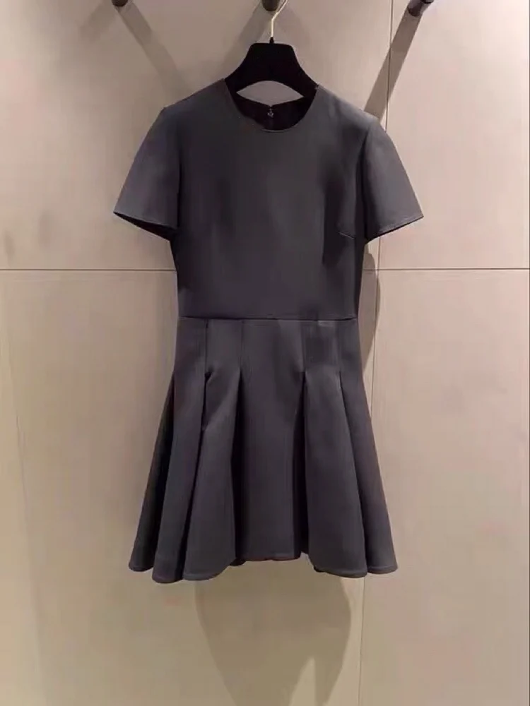 Classic round Neck Short Sleeve A-Line Dress Black Pleated Skirt High Waist Commute Style Women's Fashion Spring Summer
Classic round Neck Short Sleeve A-Line Dress Black Pleated Skirt High Waist Commute Style Women's Fashion Spring Summer