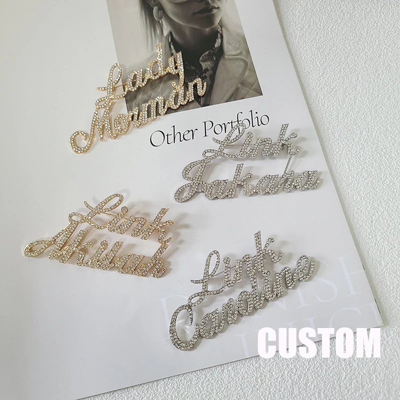 2 Rows Rhinestone Customized Name Brooch Hot Sell Font Hand Made Custom Name Plate Pins Birthday Wedding Party Badges
2 Rows Rhinestone Customized Name Brooch Hot Sell Font Hand Made Custom Name Plate Pins Birthday Wedding Party Badges