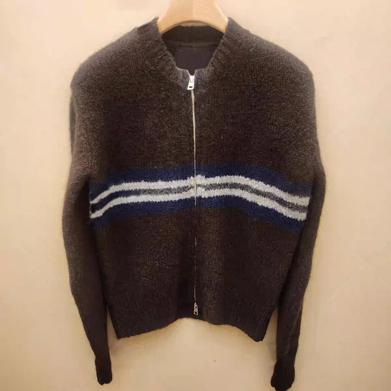 【Подарок бесплатно】Женский ретро коричневый жаккардовый свитер в горизонтальную полоску с круглым вырезом 2025 осень-зима французский нишевый пуловер с двойной молнией
【Подарок бесплатно】Женский ретро коричневый жаккардовый свитер в горизонтальную полоску с круглым вырезом 2025 осень-зима французский нишевый пуловер с двойной молнией