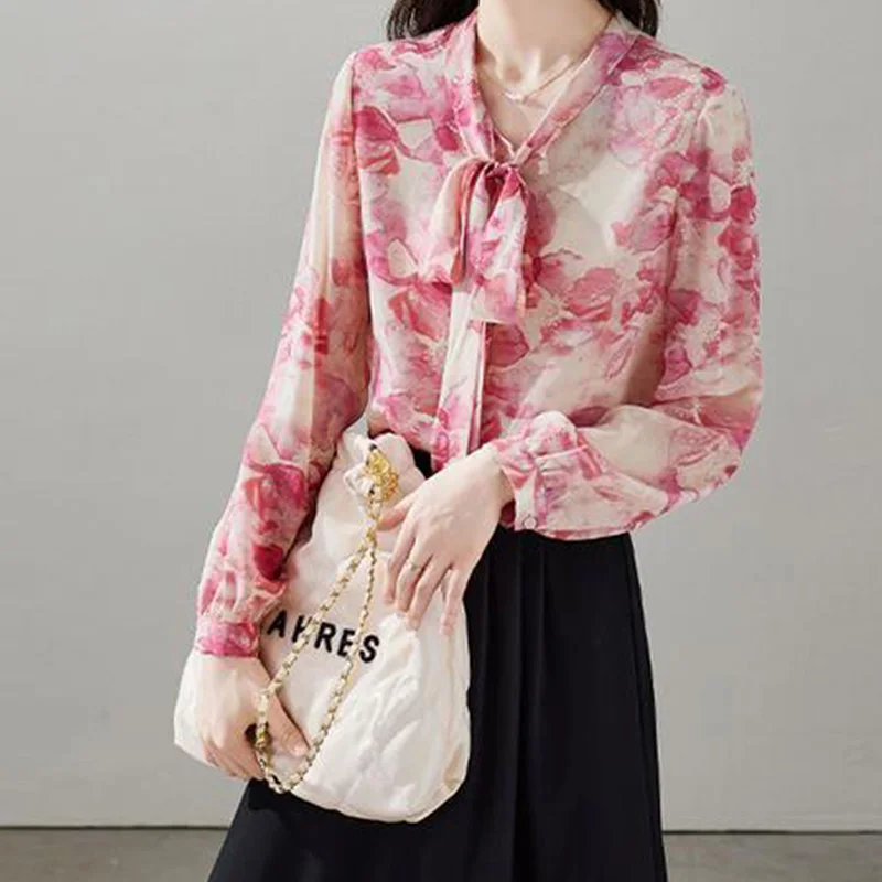 2024 New Summer Elegant Fashion Retro Korean Style Loose Casual Women's Shirt Sweet Print Chiffon BOW V Neck Long Sleeve Tops
2024 New Summer Elegant Fashion Retro Korean Style Loose Casual Women's Shirt Sweet Print Chiffon BOW V Neck Long Sleeve Tops